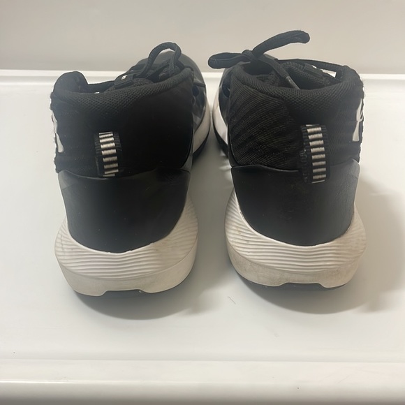 Men’s black Under Armor shoes - Picture 4 of 7